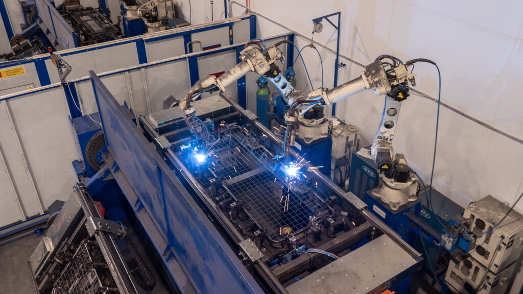 Roboty spawalnicze pracujące na stalowych konstrukcjach w zakładzie produkcyjnym LEANN