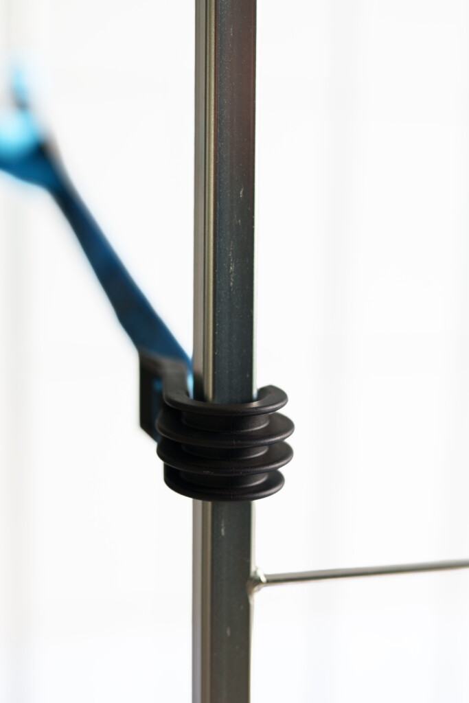 Czarna opaska zabezpieczająca na stalowej konstrukcji Rollkontener DUO Frame