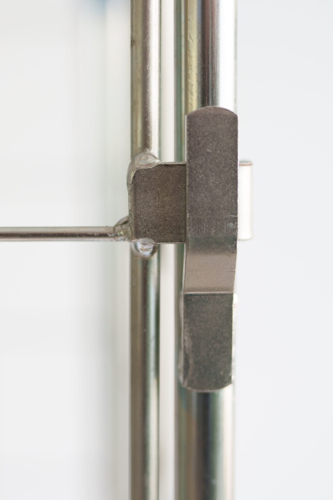 Metalowy mechanizm zamka na stalowej konstrukcji z wysokim połyskiem Rollkontener HYGIENE Access